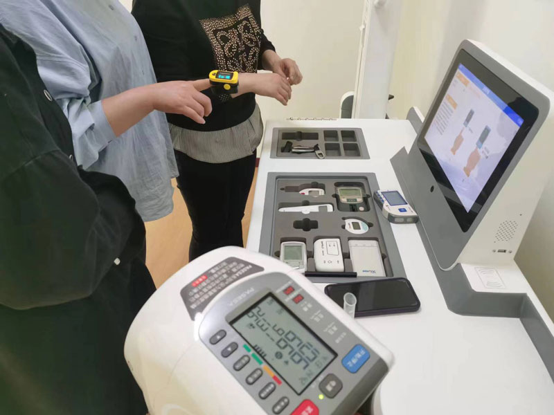 智能健康一體機(jī)測(cè)量血氧中.jpg