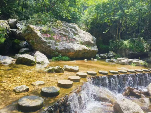 王府竹海的特色瀑布