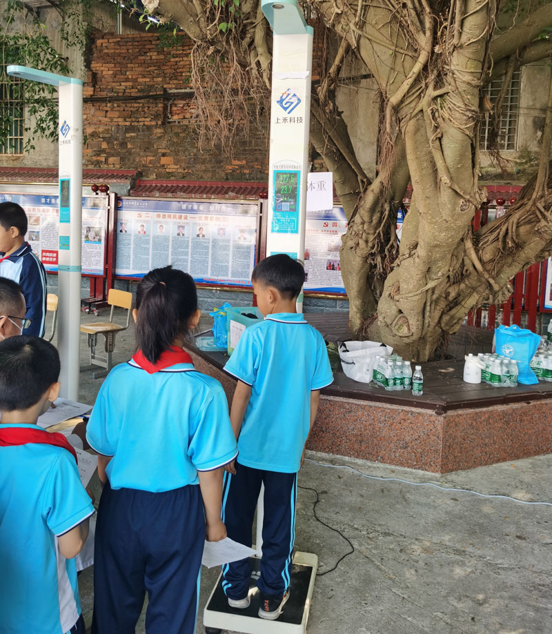 學(xué)生體測(cè)量身高體重現(xiàn)場(chǎng)